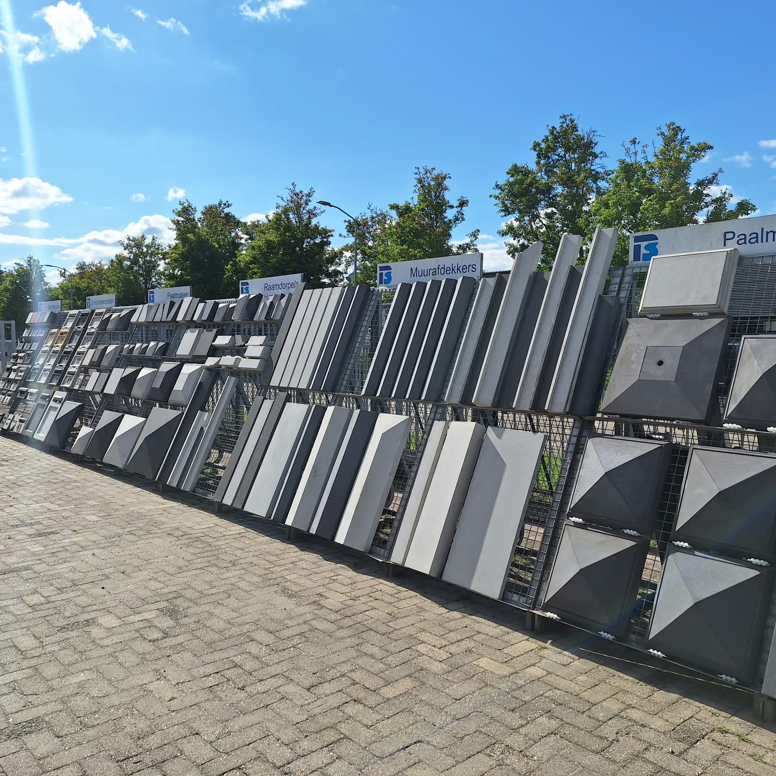 Betonwerk door Bos Sierbeton — muurafdekkers en paalmutsen op een woning